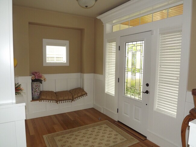 Building Photo - Gorgeous 3 bedroom, 2.5 bath in "Eagle Hei...