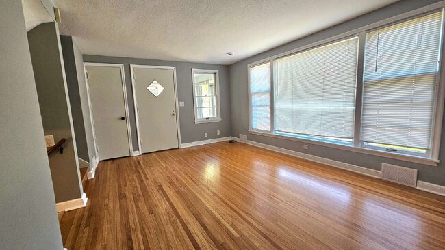 Building Photo - "Charming Edina Duplex Retreat: Spacious 1150 Sq Ft Haven!" Available now!