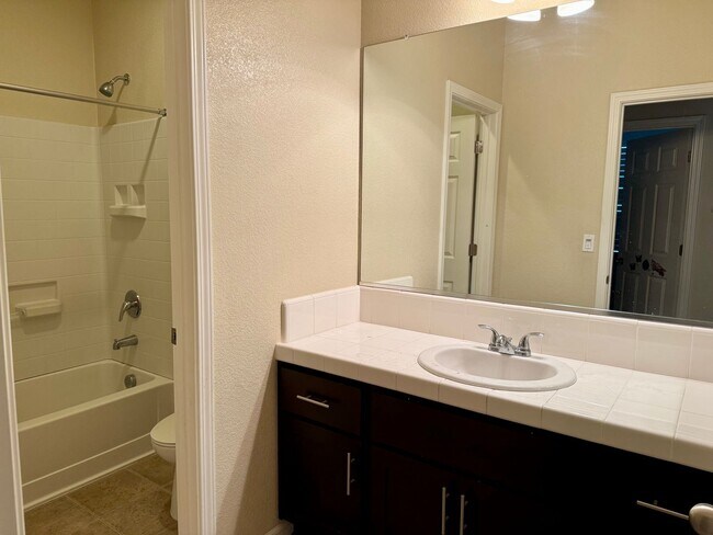 Building Photo - Spacious 4 Bedroom 3 1/2 Bath Home Available Now