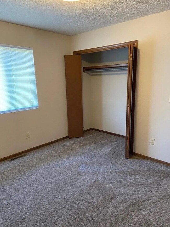 Building Photo - 8404-8406 W Thurman