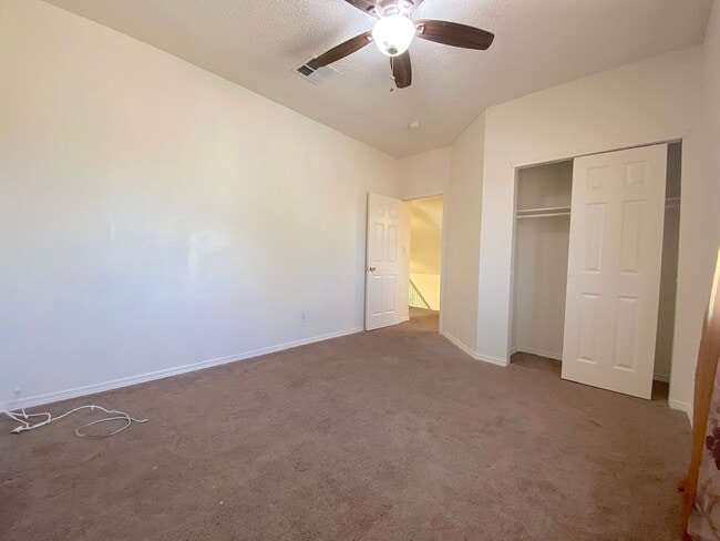 Building Photo - East El Paso 4 bed Refirg A/C
