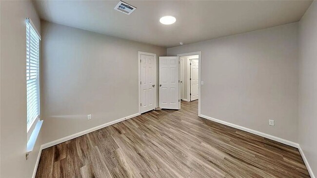 Building Photo - Beautiful 3-Bedroom Home in Yukon – Available Now!