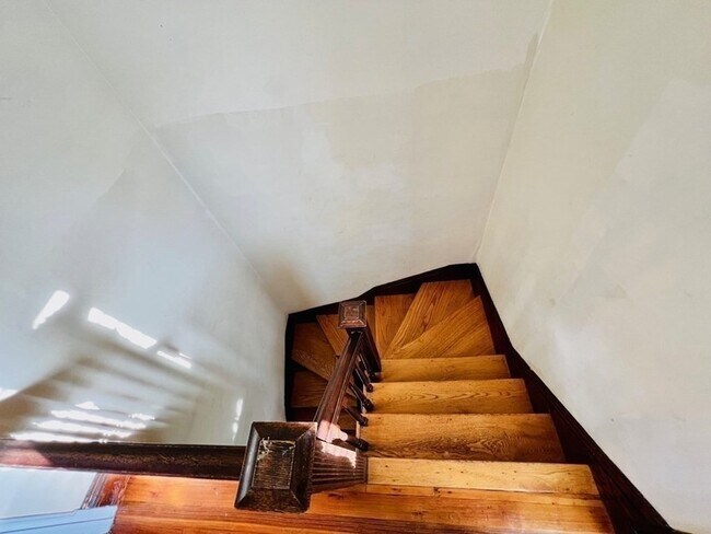 Building Photo - 22 Gardena St