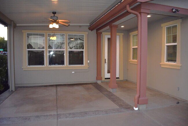 Building Photo - 463 Peacock Way