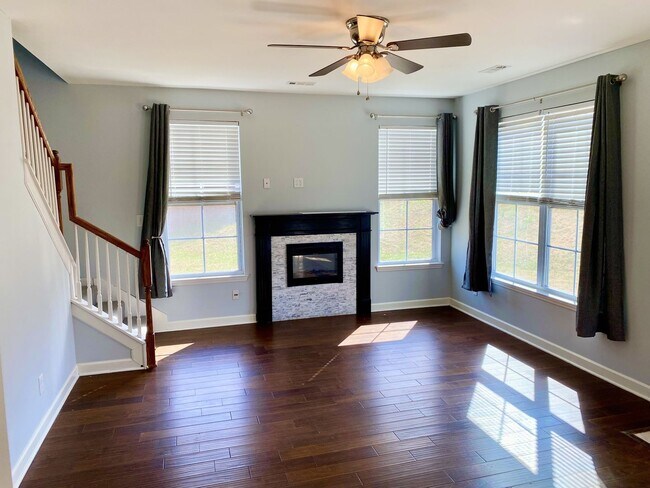 Building Photo - Great Location!! - 3 bedroom 2.5 bath home