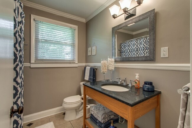 Building Photo - Crieve Hall Ranch with Studio