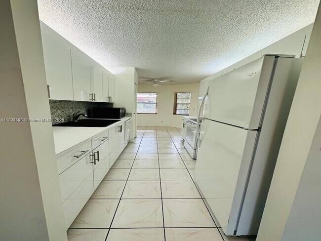 Building Photo - 1351 SW 125th Ave