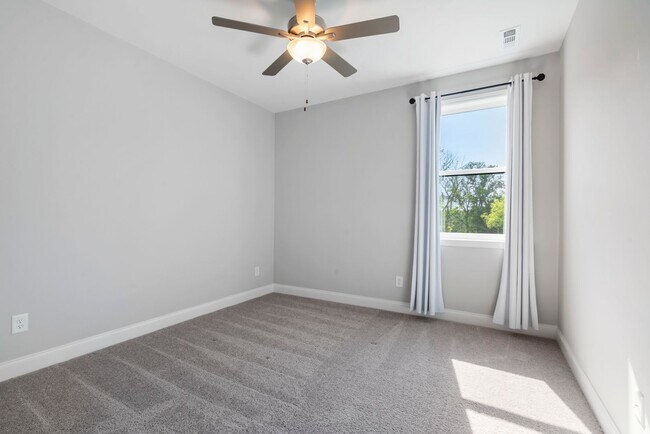 Building Photo - Canterbury Townhome