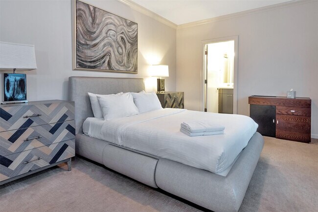 Building Photo - 3050 NE 43rd St