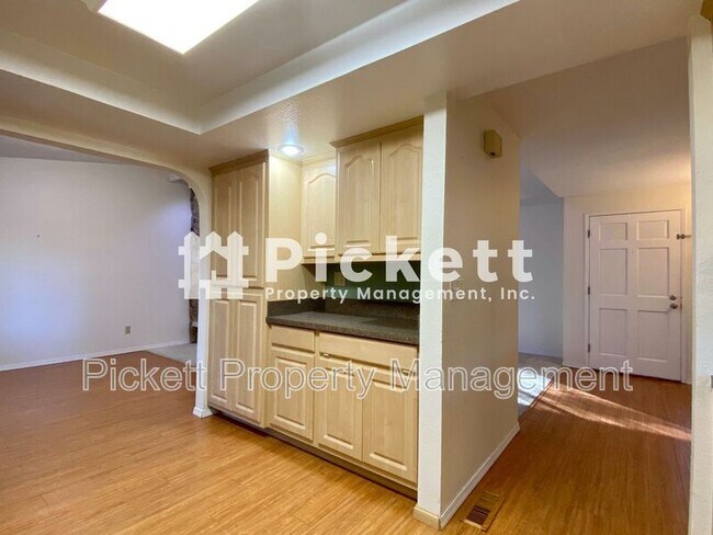 Building Photo - 7293 Pheasant Cir NE