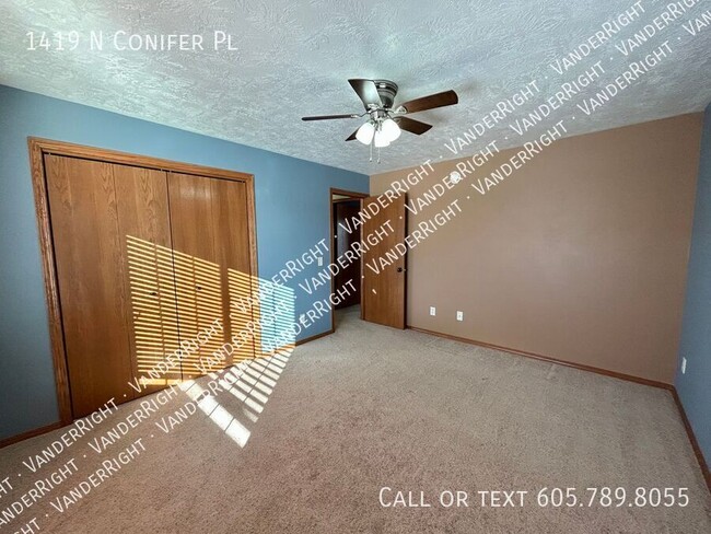 Building Photo - 1419 N Conifer Pl