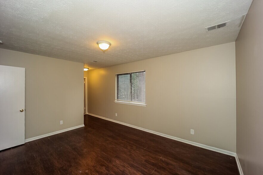 Building Photo - 596 Post Oak Rd