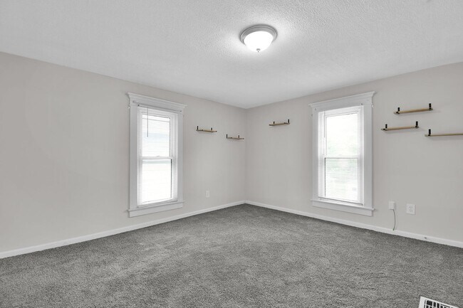 Building Photo - Large Single Family Rental - Available Now