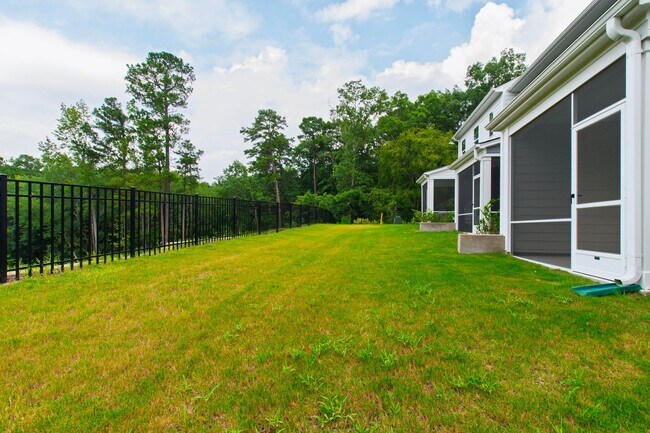 Building Photo - Bright & Beautiful! Modern 3-Bedroom Townh...