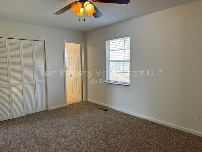 Building Photo - 11105 Lake Hills Dr