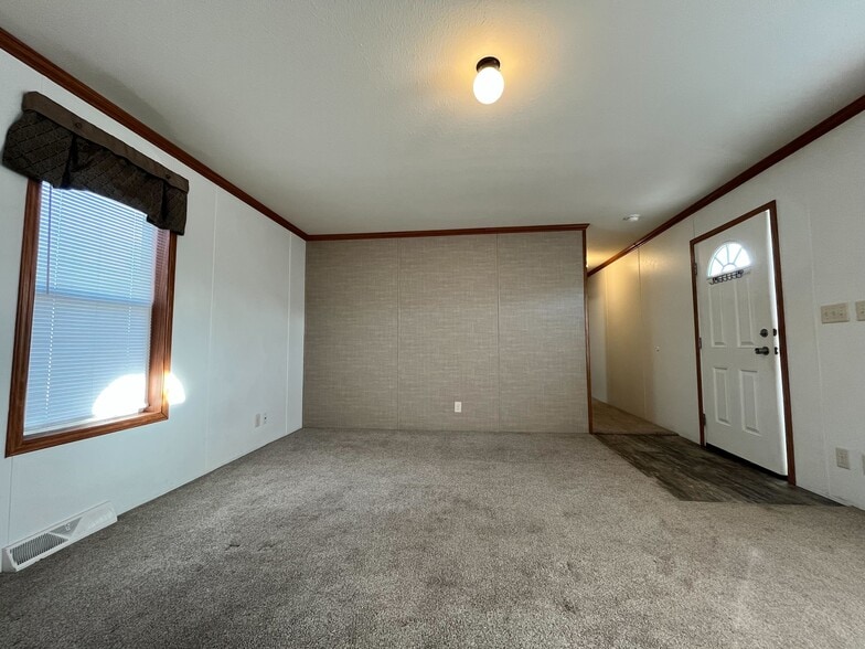 Building Photo - 1432 Iowa Dr