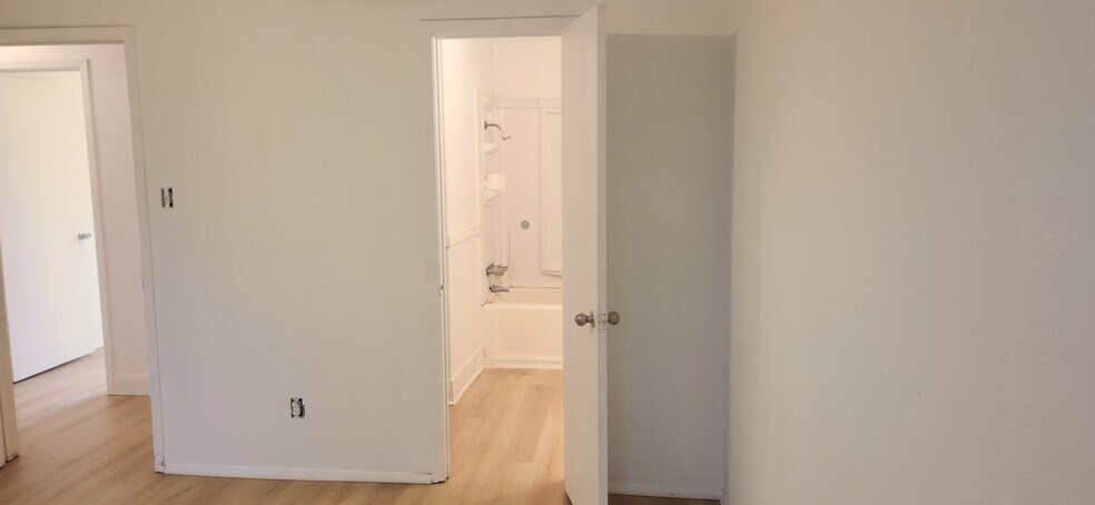 Building Photo - 605 E Applegate Dr