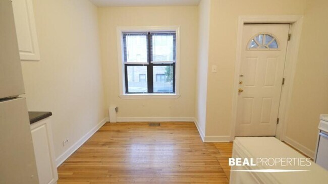 Building Photo - 1 bedroom in CHICAGO IL 60613