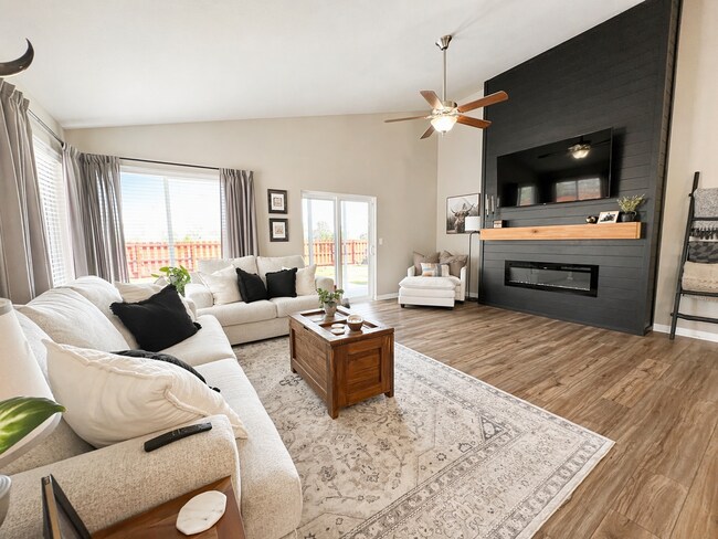 Building Photo - Stunning 5 Bedroom Ranch Home in Lorson Ranch!