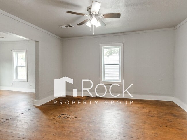 Building Photo - Updated Cozy 2 Bed 1 Bath Home in Guthrie ...