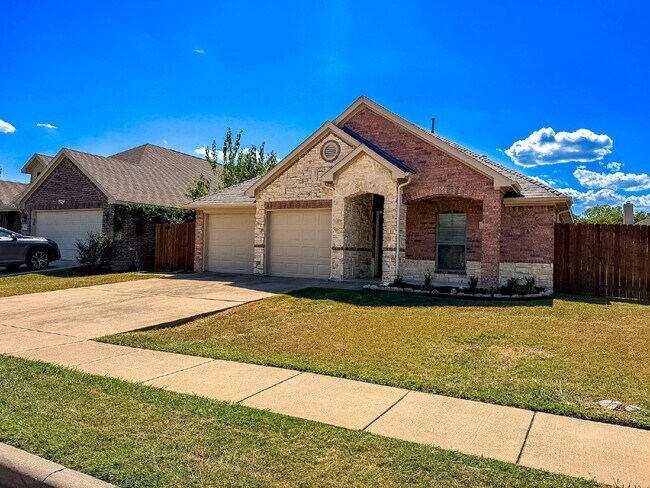 Building Photo - 3 bed, 2 Bath Home in North Fort Worth