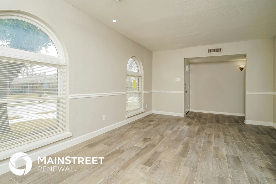 Building Photo - 8913 Vernon Dr