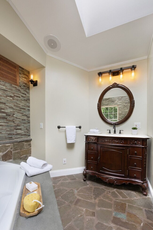 Building Photo - 338 Clove Rd