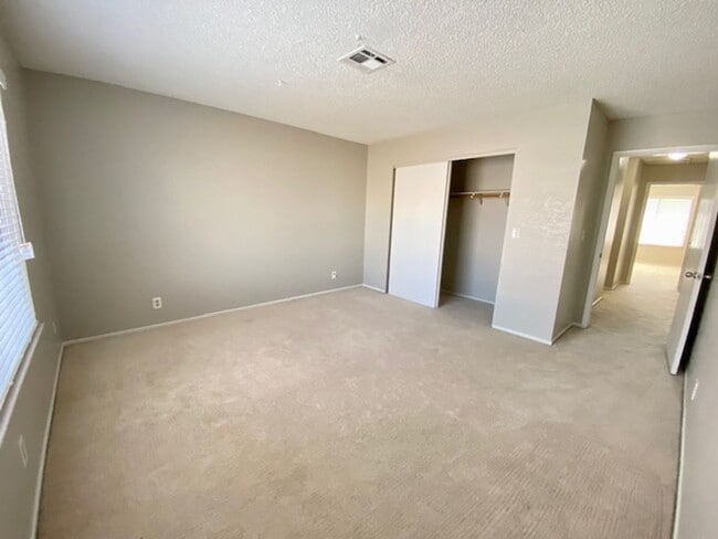 Building Photo - Renovated townhome features 2 Beds and 1.5...