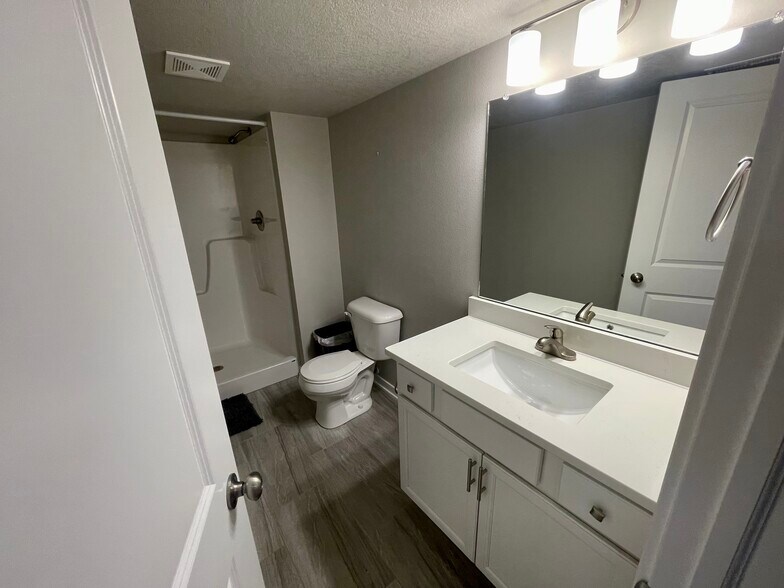 Building Photo - 610 NE 57th St