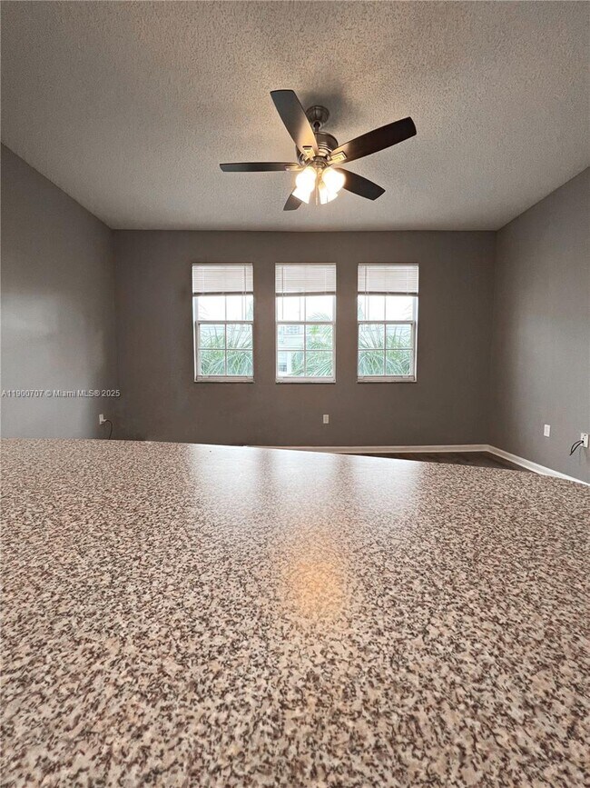 Building Photo - 533 NE 3rd Ave