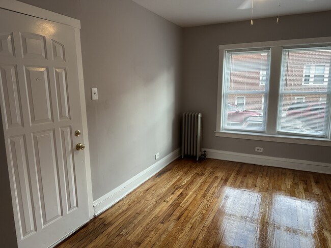Building Photo - 4054 W Dickens Ave