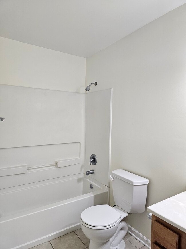 Building Photo - 833 Village Quarter Rd