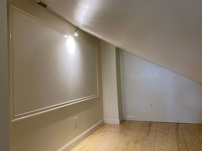 Building Photo - Charming & Well-Maintained 2-Bedroom, 1.5-...