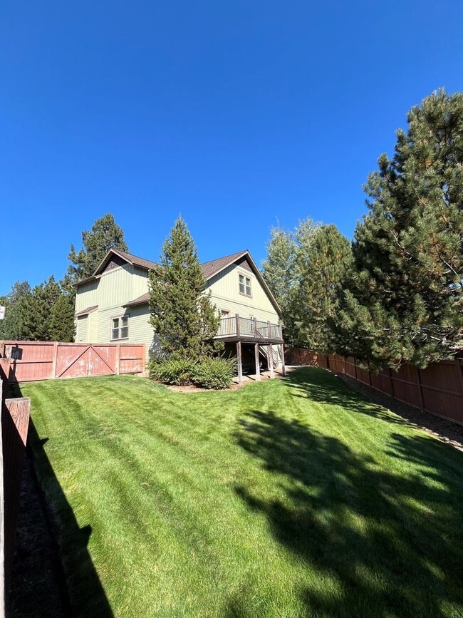 Building Photo - Landscape Maintenance Included! Spacious 3 Bed/2.5 Bath Home in SW Bend - Elder Ridge Street