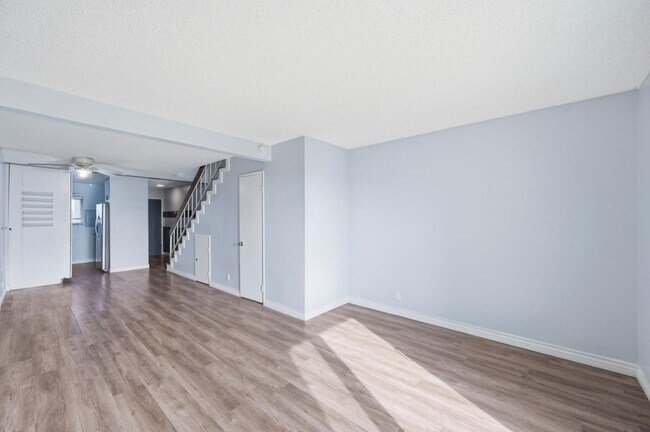 Building Photo - 267 S Ventura Rd