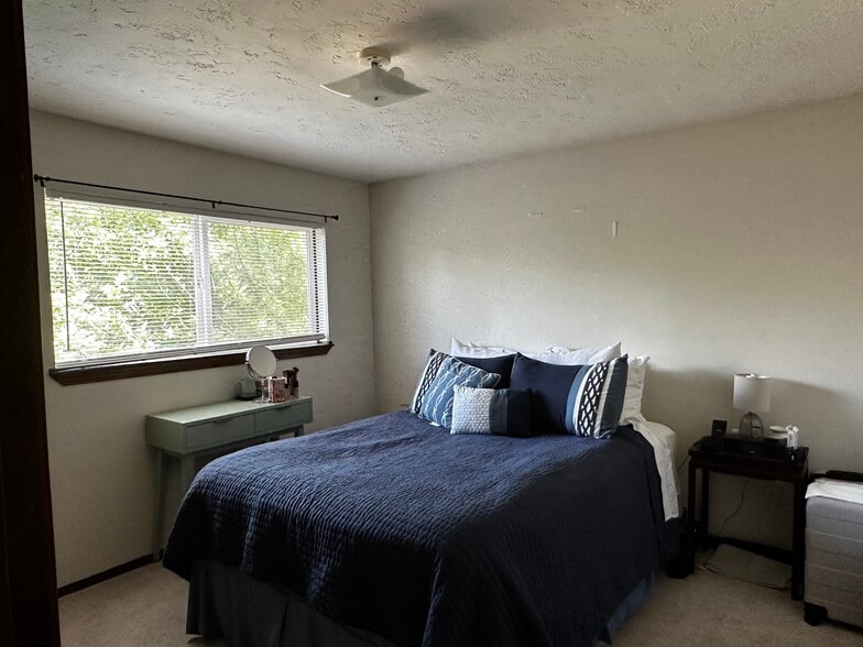 Building Photo - 337 NW Bailey Ave