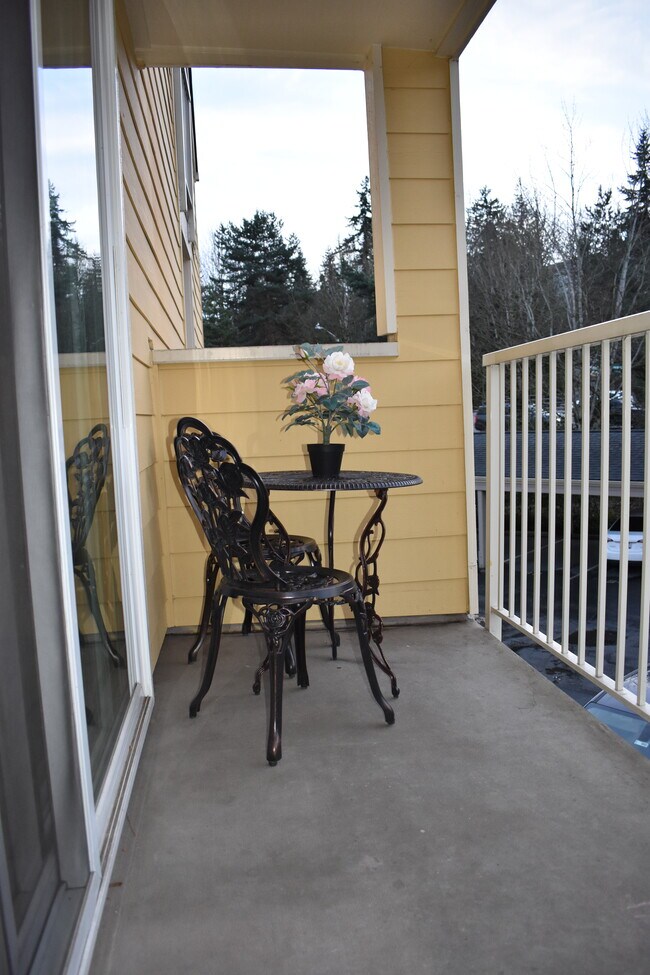 Building Photo - 7378 W Lake Sammamish Pky NE