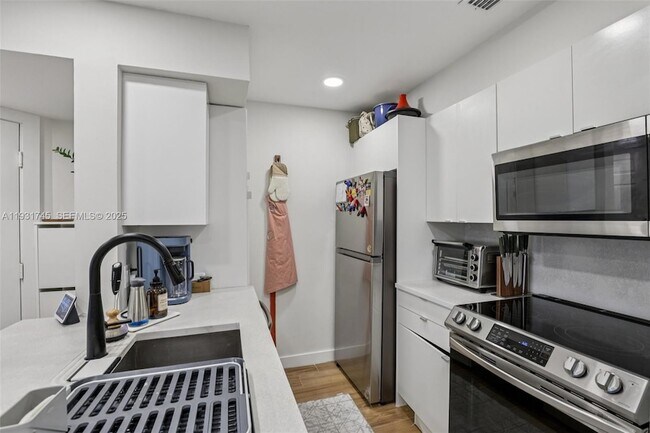 Building Photo - 2926 S University Dr