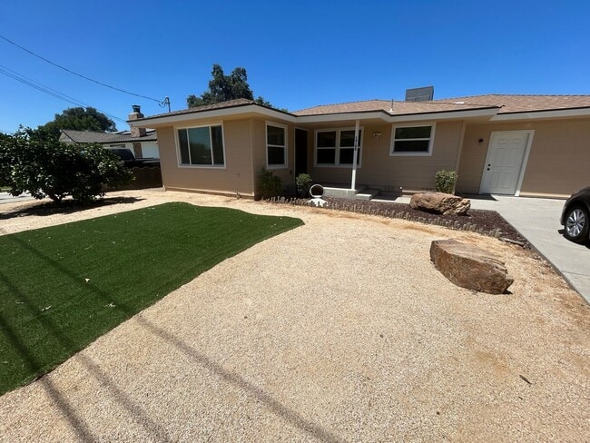 Building Photo - Wow, ready for move in, large updated home...