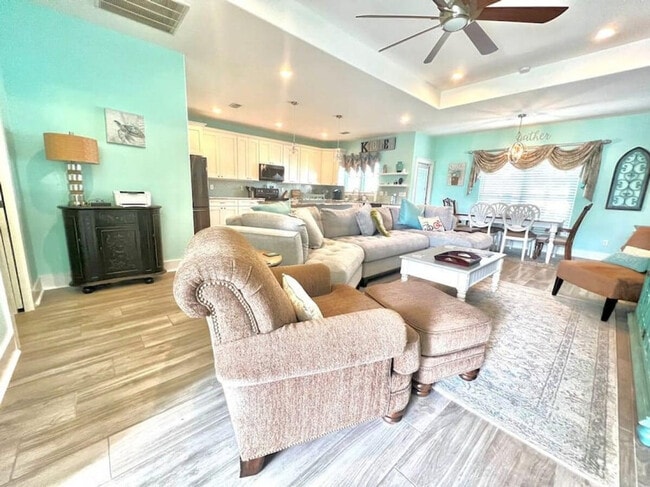 Building Photo - 5402 Pinetree Ave