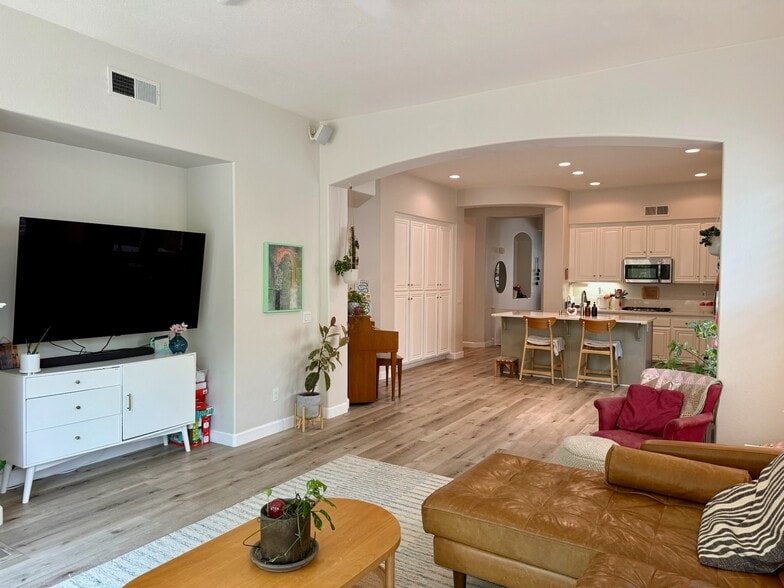 Building Photo - 3230 Rancho Milagro