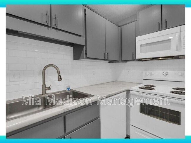 Building Photo - 111 E Mell St