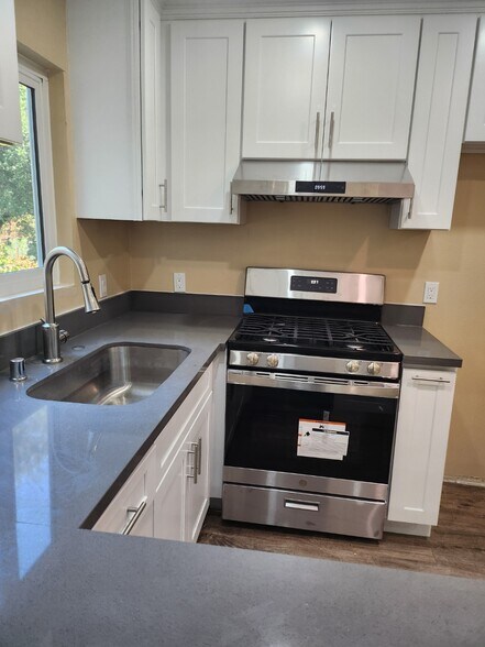 kitchen - 1030 E Palmer Ave