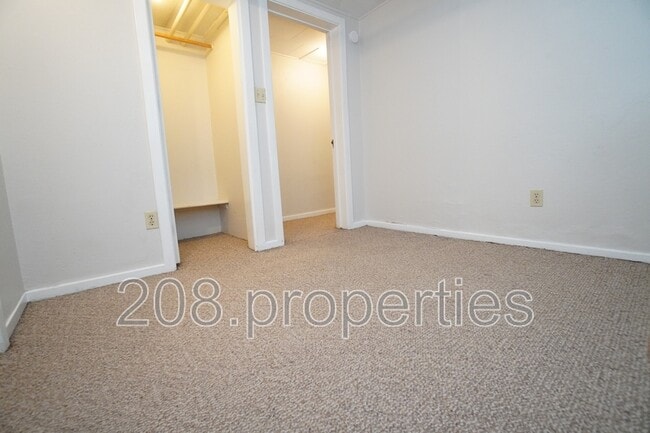 Building Photo - 2506 Woodlawn Ave