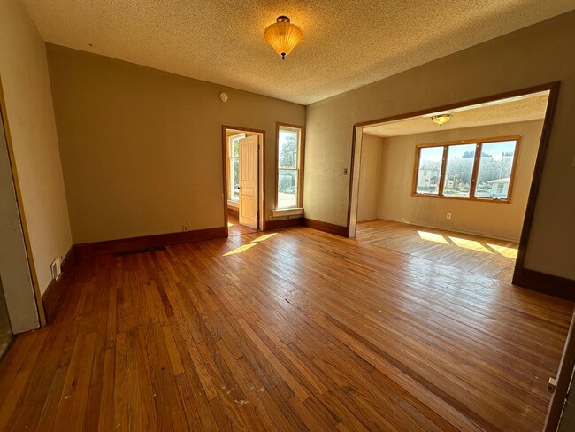 Building Photo - 4 bed 2 bath house $1,050