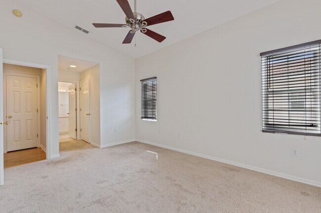 Building Photo - 4240 Central Sarasota Pky