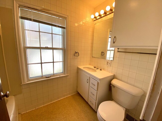 Building Photo - Stunning Historic 4 Bed Home Near NDSU