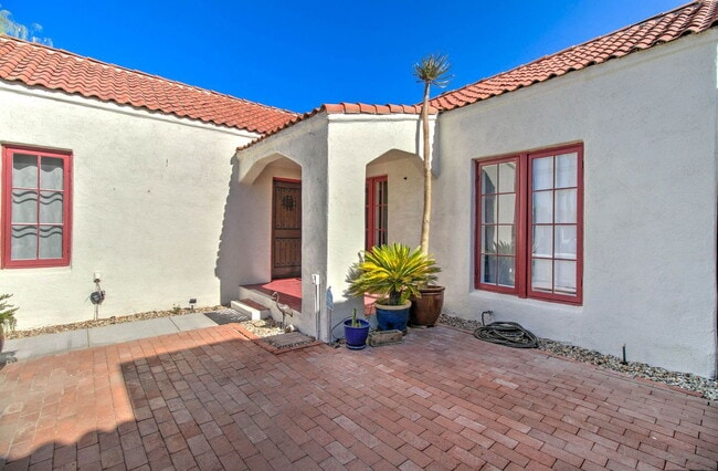 Building Photo - 1310 W Lynwood St
