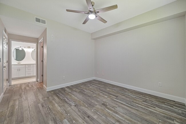 Building Photo - Newly Renovated 2nd Floor Condo ~ Six Mile Cypress