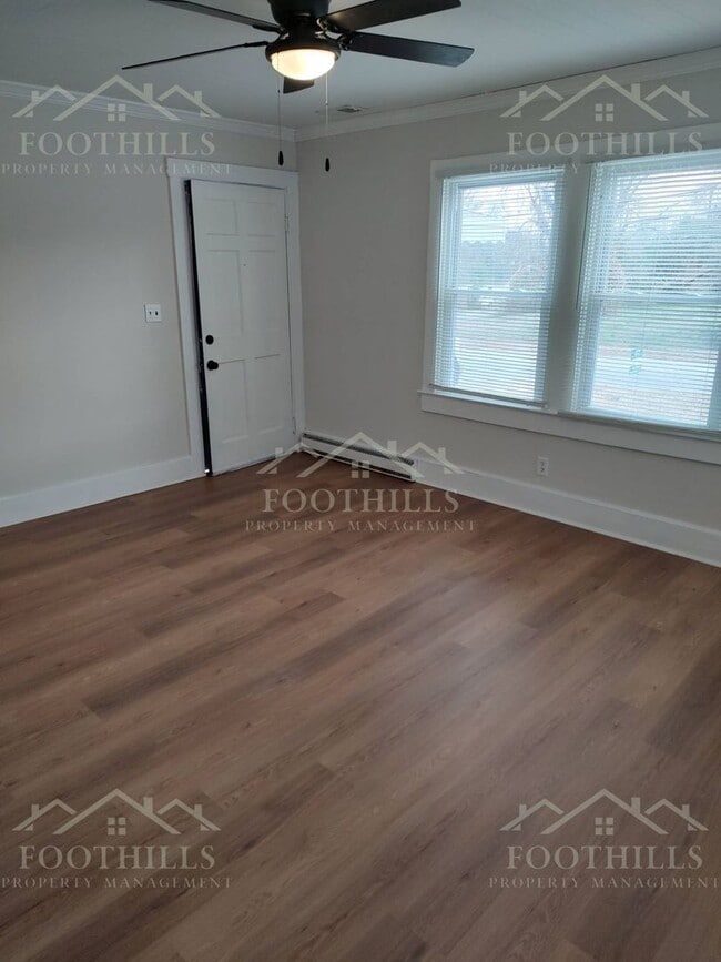 Building Photo - 211 Dickens Ave